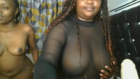 Snapshot of sassie_bee chatting on October 8, 2025, 7:11 pm sassie_bee online show from October 8, 2025, 7:11 pm