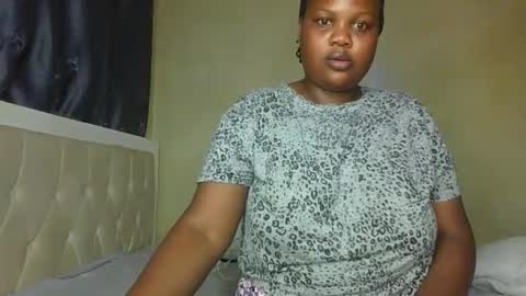 Snapshot of sassie_bee chatting on November 16, 2025, 9:09 pm sassie_bee online show from November 16, 2025, 9:09 pm