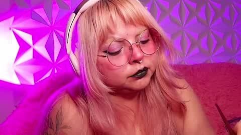 Gina George online show from May 5, 2026, 12:40 am