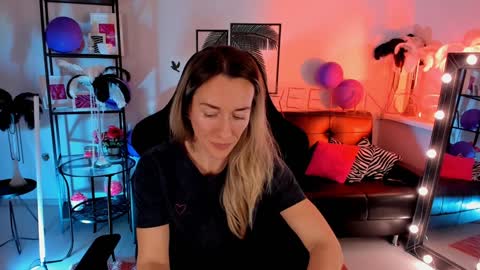 Snapshot of save_the_qween chatting on December 23, 2024, 10:53 am save the qween online show from December 23, 2024, 10:53 am