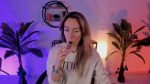 Snapshot of save_the_qween chatting on January 20, 2025, 5:37 am save the qween online show from January 20, 2025, 5:37 am