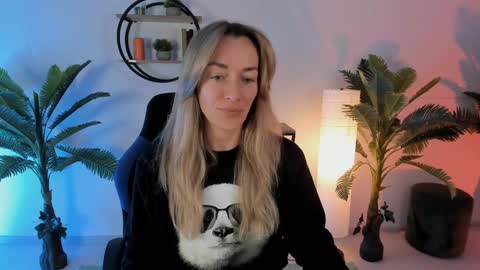 Snapshot of save_the_qween chatting on January 25, 2025, 8:10 am save the qween online show from January 25, 2025, 8:10 am