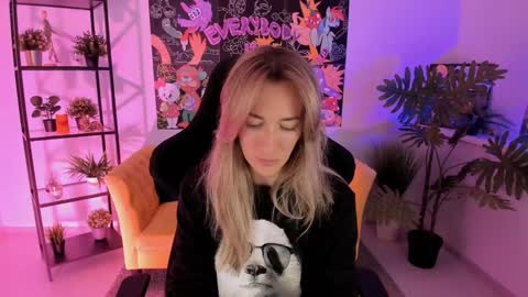 Snapshot of save_the_qween chatting on January 26, 2025, 5:34 am save the qween online show from January 26, 2025, 5:34 am