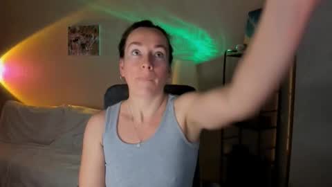 Snapshot of save_the_qween chatting on November 9, 2025, 7:28 am save the qween online show from November 9, 2025, 7:28 am