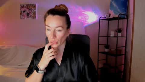 Snapshot of save_the_qween chatting on November 19, 2025, 8:36 am save the qween online show from November 19, 2025, 8:36 am