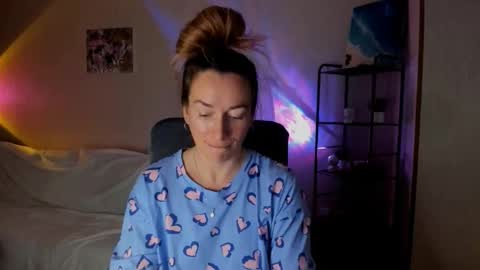 Snapshot of save_the_qween chatting on November 24, 2025, 8:36 am save the qween online show from November 24, 2025, 8:36 am