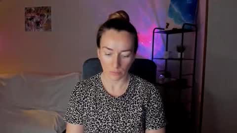 Snapshot of save_the_qween chatting on December 1, 2025, 7:24 am save the qween online show from December 1, 2025, 7:24 am