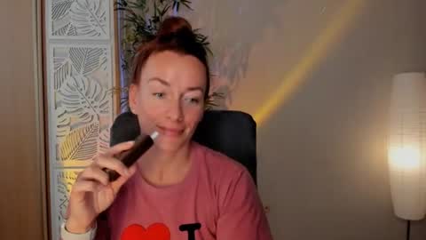 Snapshot of save_the_qween chatting on July 19, 2026, 10:52 am save the qween online show from July 19, 2026, 10:52 am