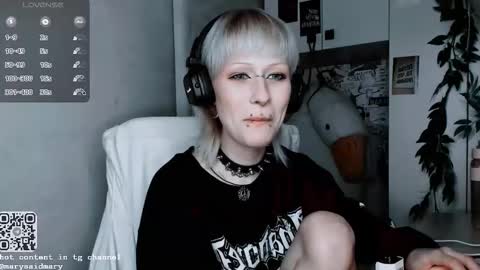 Snapshot of say_mary chatting on October 18, 2025, 6:52 pm pronoun she. name Mary. age 21. online show from October 18, 2025, 6:52 pm