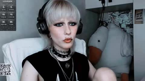 Snapshot of say_mary chatting on October 22, 2025, 10:26 am pronoun she. name Mary. age 21. online show from October 22, 2025, 10:26 am