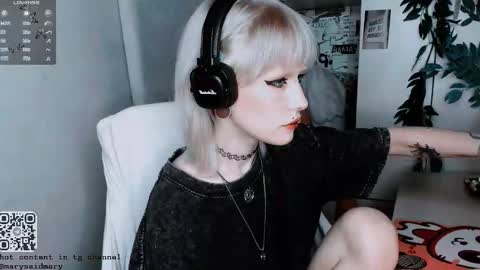 Snapshot of say_mary chatting on October 24, 2025, 2:57 pm pronoun she. name Mary. age 21. online show from October 24, 2025, 2:57 pm