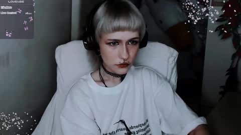 Snapshot of say_mary chatting on November 5, 2025, 5:02 pm pronoun she. name Mary. age 21. online show from November 5, 2025, 5:02 pm