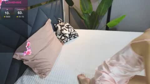 scarlet_ice online show from November 17, 2025, 5:13 am