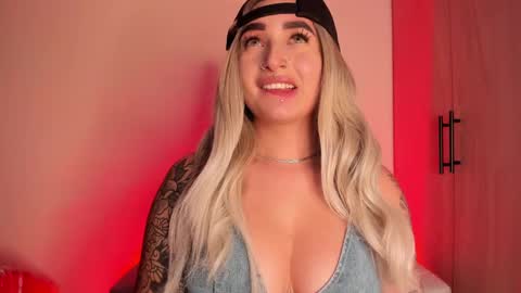 Snapshot of scarlett_collins_ chatting on October 10, 2025, 5:17 am SCARLETT COLLINS online show from October 10, 2025, 5:17 am