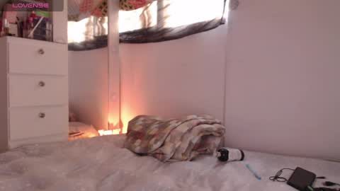 Snapshot of scarlett_diamond chatting on April 15, 2026, 9:15 pm Scarlett Thumb up please help me 100 its important online show from April 15, 2026, 9:15 pm