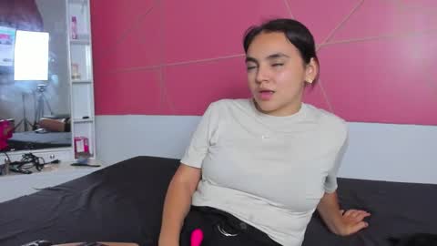 Snapshot of scarlett_skinny02 chatting on September 22, 2025, 1:18 am Isabella online show from September 22, 2025, 1:18 am