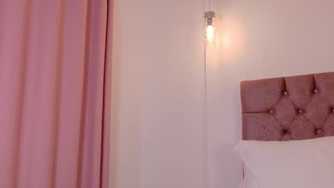 Snapshot of scarlettt_moon chatting on October 22, 2025, 7:35 pm scarlettt_moon online show from October 22, 2025, 7:35 pm