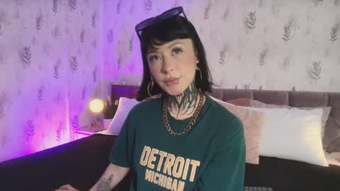 Scolw  online show from November 5, 2025, 8:42 pm