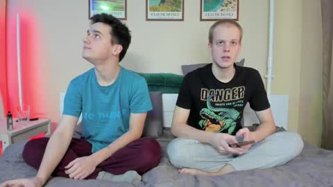 Snapshot of scooby_r chatting on December 10, 2024, 11:32 am Thomas brunette and Alex blond online show from December 10, 2024, 11:32 am