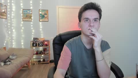 Snapshot of scooby_r chatting on December 12, 2024, 8:53 pm Thomas brunette and Alex blond online show from December 12, 2024, 8:53 pm