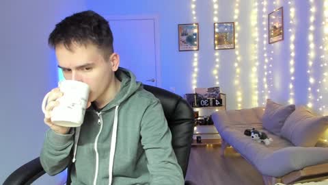 Snapshot of scooby_r chatting on January 5, 2025, 5:20 am Thomas brunette and Alex blond online show from January 5, 2025, 5:20 am