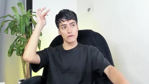 Snapshot of sebas_rosse chatting on December 19, 2025, 1:18 pm sebastian online show from December 19, 2025, 1:18 pm