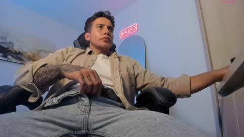 Snapshot of sebastianortizm chatting on January 13, 2025, 1:23 am Lucian Sinclair online show from January 13, 2025, 1:23 am