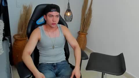 Snapshot of sebastiantorres_ chatting on December 17, 2025, 3:18 pm SEBASTIAN online show from December 17, 2025, 3:18 pm