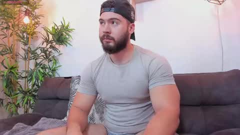 Instagram jeanpaulfit  online show from April 26, 2026, 9:01 pm