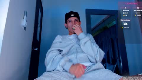 Snapshot of sebax_00 chatting on February 7, 2026, 4:05 am Sebastian online show from February 7, 2026, 4:05 am