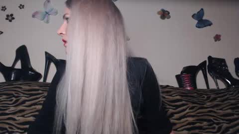 Snapshot of secoiya chatting on November 18, 2025, 9:30 pm Emily online show from November 18, 2025, 9:30 pm