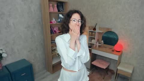 Mia online show from May 31, 2026, 5:59 am
