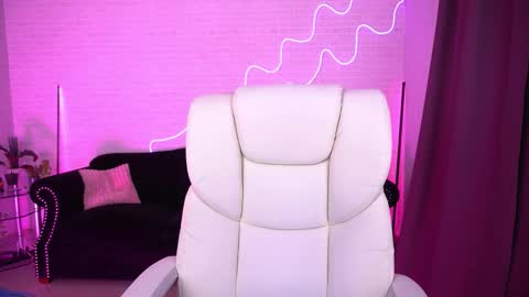 selenairis online show from November 4, 2025, 9:25 pm