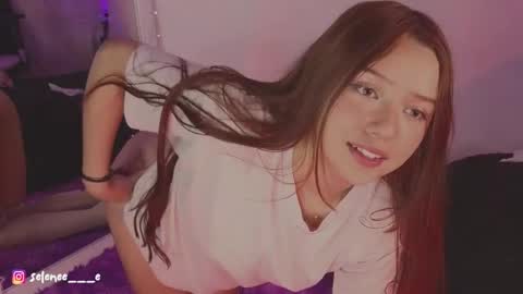 Snapshot of selenee___e chatting on February 19, 2025, 8:22 am selene online show from February 19, 2025, 8:22 am