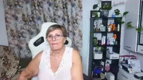 Snapshot of selenna57 chatting on December 17, 2024, 4:12 am Selenna online show from December 17, 2024, 4:12 am