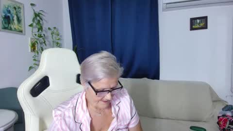 Snapshot of selenna57 chatting on November 27, 2025, 6:43 pm Selenna online show from November 27, 2025, 6:43 pm