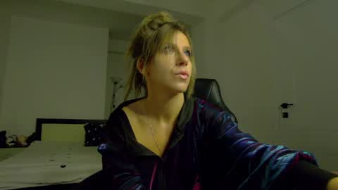 Snapshot of sellena_angels chatting on April 20, 2026, 4:10 pm sellena_angels online show from April 20, 2026, 4:10 pm