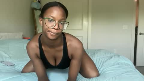 Snapshot of serenitybee chatting on April 4, 2026, 2:25 pm Serenity Bee online show from April 4, 2026, 2:25 pm