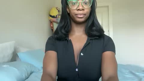 Snapshot of serenitybee chatting on April 29, 2026, 2:43 pm Serenity Bee online show from April 29, 2026, 2:43 pm