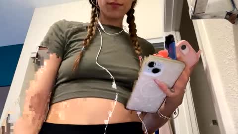 serenityroseee online show from June 3, 2026, 2:33 pm