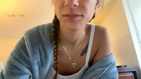 serenityroseee online show from June 10, 2026, 3:22 pm