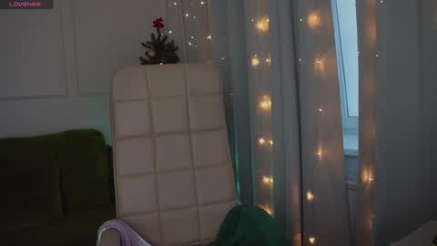 Snapshot of sereta_fin chatting on December 19, 2024, 10:34 am Hey Guys and Girls non-binary personalities Im Sereta online show from December 19, 2024, 10:34 am