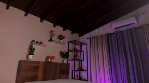 ... Camila ... online show from September 25, 2025, 12:42 pm