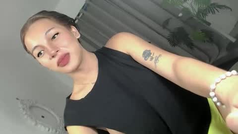 YOUR LOVERGIRL SOFFY online show from December 21, 2025, 9:00 pm