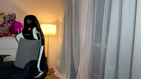 My name is Mia whats yours online show from October 14, 2025, 4:08 pm