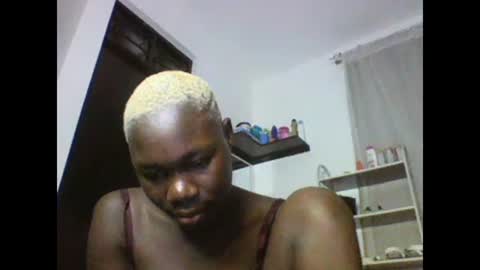 Snapshot of sexqueen02 chatting on March 5, 2025, 12:16 am sexqueen02 online show from March 5, 2025, 12:16 am