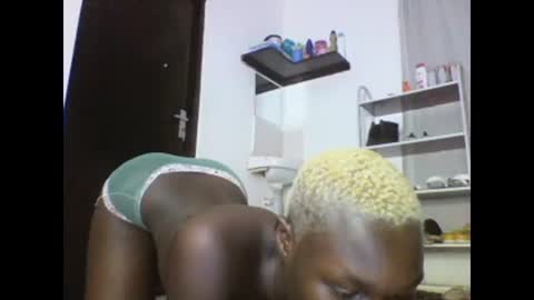 Snapshot of sexqueen02 chatting on March 5, 2025, 3:18 am sexqueen02 online show from March 5, 2025, 3:18 am