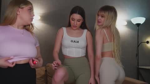 Snapshot of sexxxsirens chatting on March 6, 2025, 8:19 am Hannah Monica Annie Andrea Eva Lina online show from March 6, 2025, 8:19 am