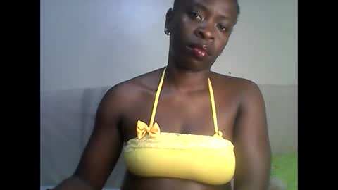 Snapshot of sexy_annbel chatting on April 29, 2026, 10:27 pm Ann online show from April 29, 2026, 10:27 pm