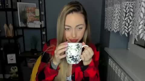 C o r a l i e online show from December 24, 2024, 8:11 am